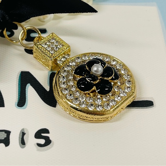 💎NEW! SPECTACULAR CRYSTAL CAMELLIA KEYCHAIN BAG CHARM - Picture 6 of 10